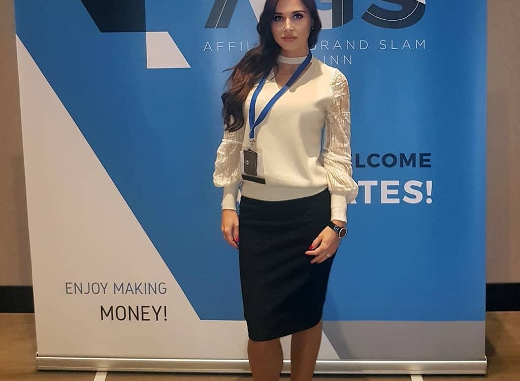 "Os afiliados devem ver as coisas da perspectiva de seus visitantes, analisar seu comportamento e corrigir o conteúdo do site de acordo com esses aspectos" - Olga Lutova