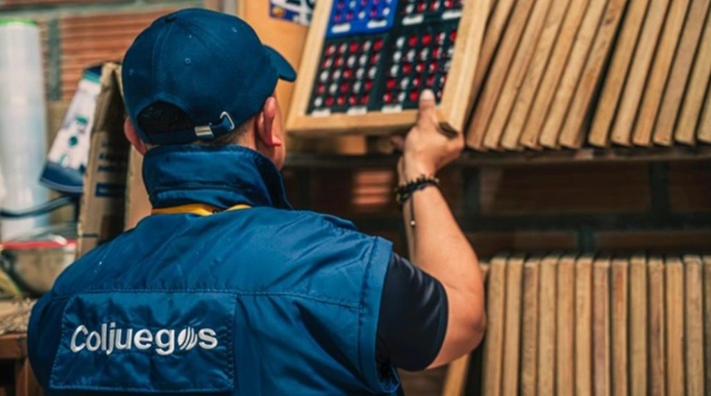 Funcionarios de Coljuegos durante labores de inspección en Colombia. Crédito: Coljuegos